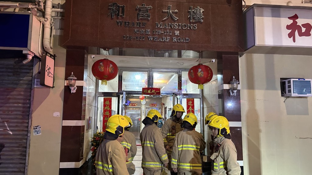 現場為和富道128至132號和富大樓，今日（12日）凌晨3時04分，警方接報指大廈低層一個劏房單位起火，消防隨即抵達撲熄。蔡楚輝攝