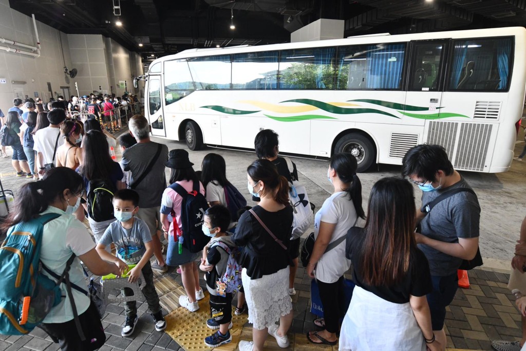 數以百計市民等巴士前往長沙及大澳。