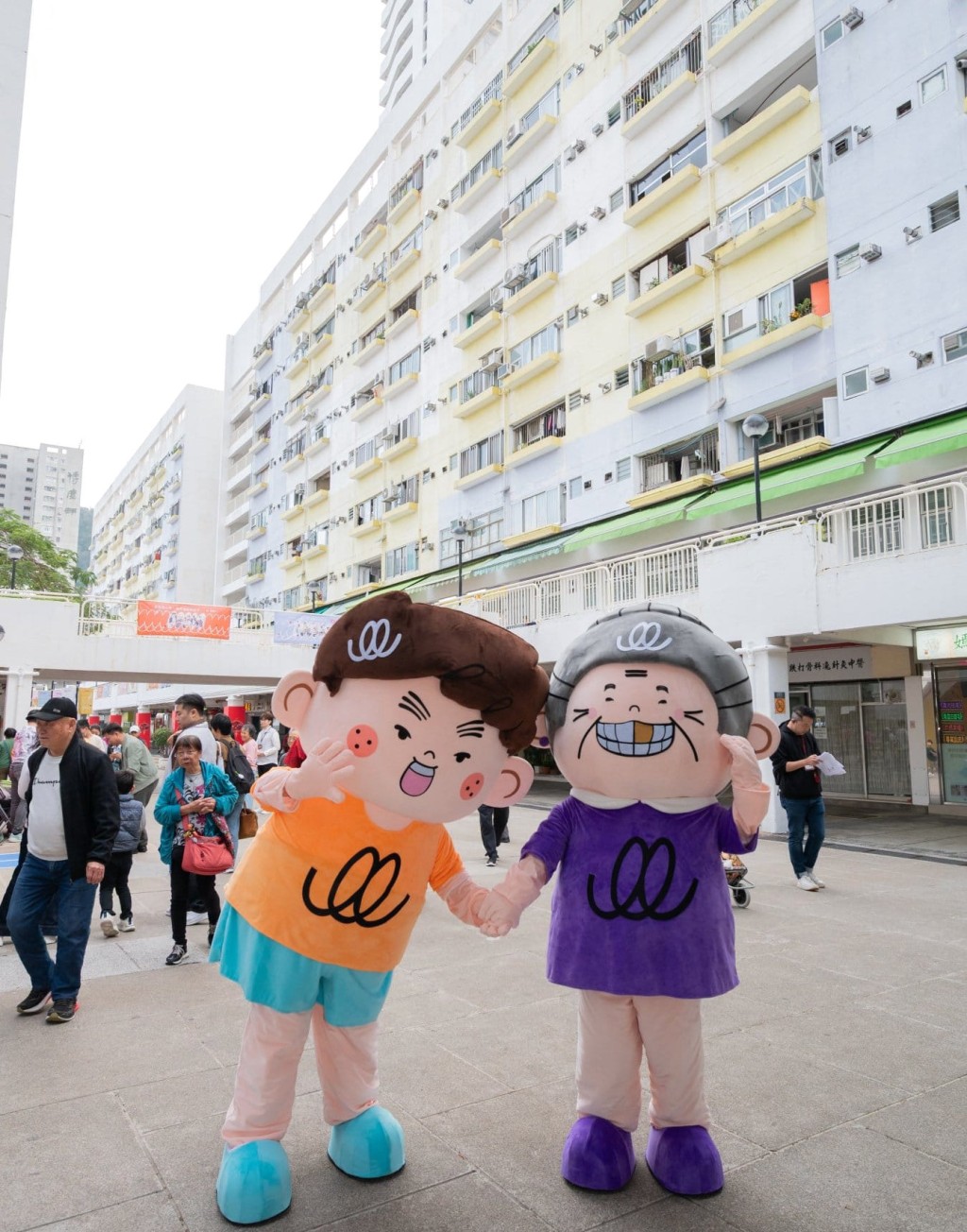 「跨代共融在房協」吉祥物，三代同堂家庭成員嫲嫲「歡嬸」同孫仔「樂樂」於啟動禮中首次亮相，現場向居民問好