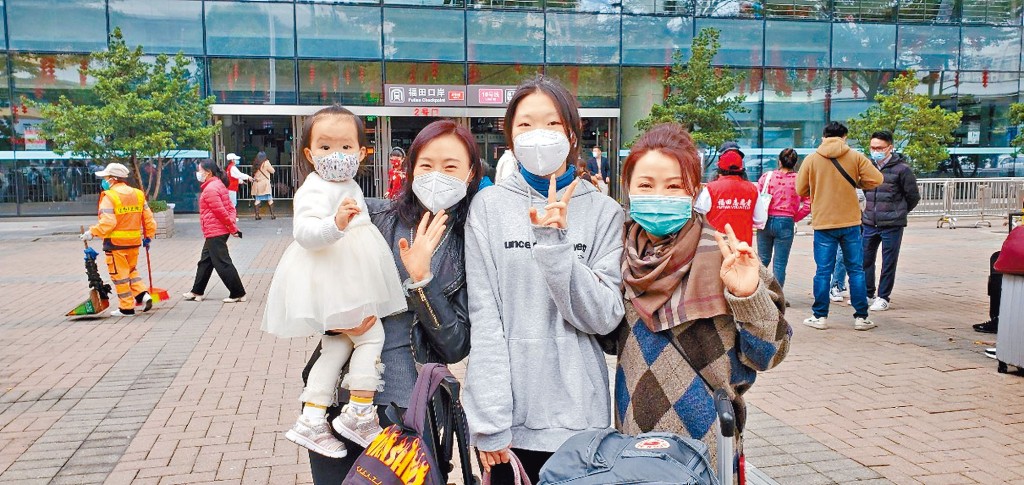 蔡女士（右）過關與深圳友人會合，料逗留兩天後返回四川家鄉。