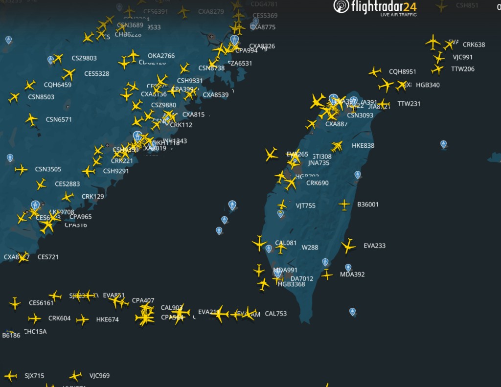 航空跟踪网站F24的资料可见，海峡的民用航路已经净空。微博 