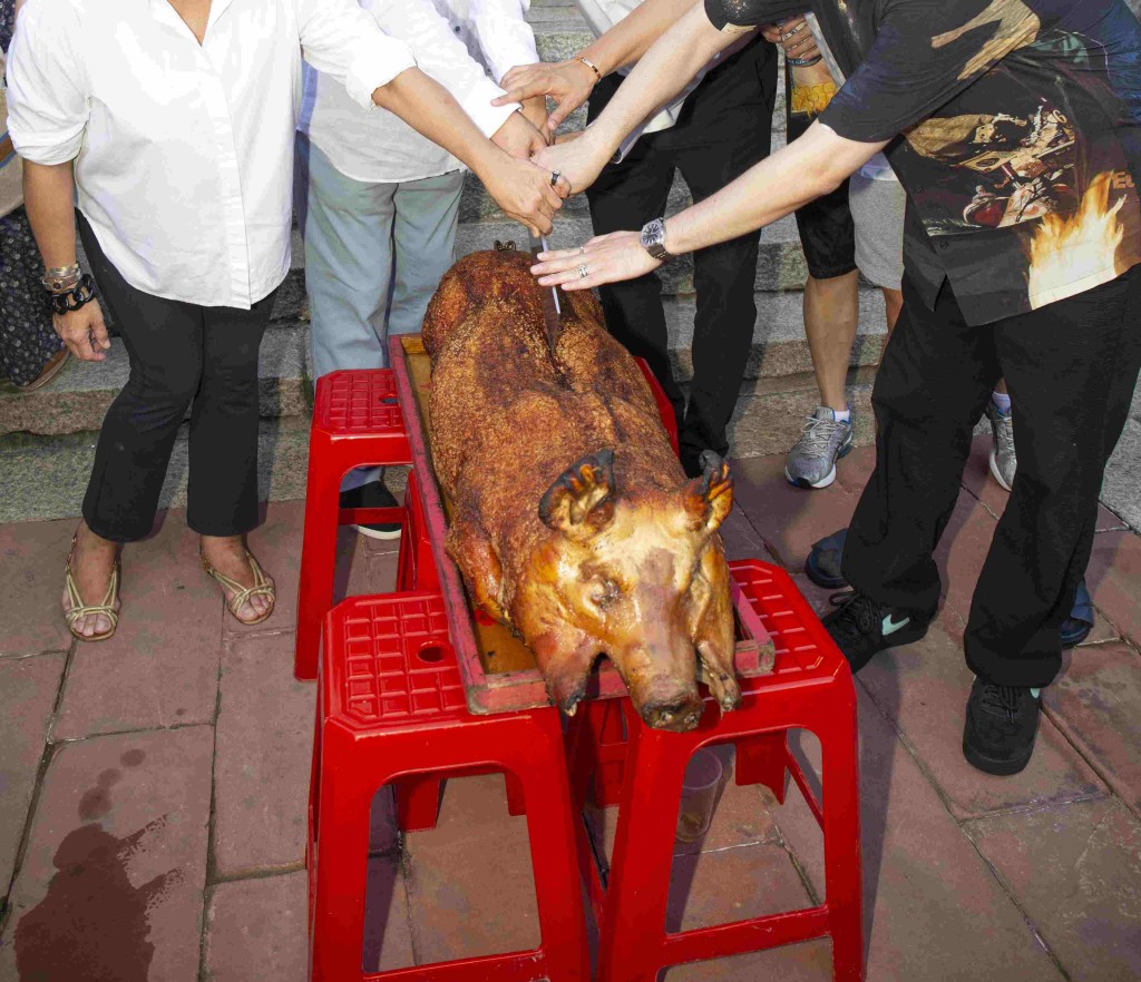 香燒完，代表享用完畢，才可以切燒豬，叫做「開豬」，「開」代表打開財路之意。