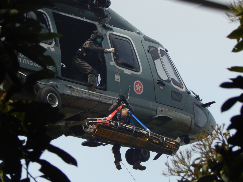 直升機將事主吊起運送到律敦治醫院。