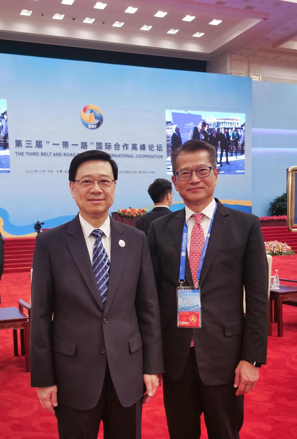 李家超（左）与财政司局长陈茂波（右）出席第三届「一带一路」国际合作高峰论坛。