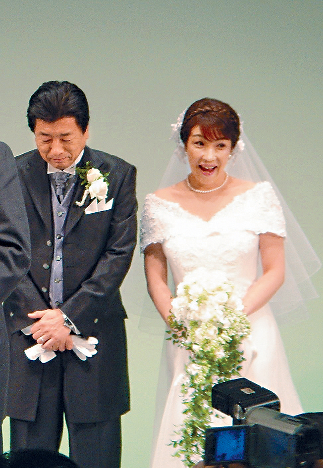 高市2004年與山本拓結婚。
