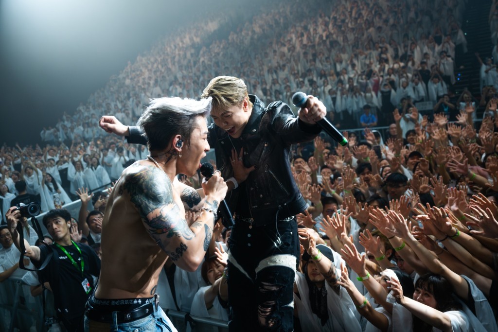 Tyson、張敬軒合體獻唱《By my side》。