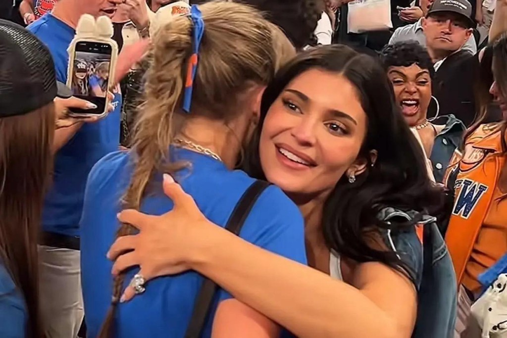 周三，Taylor睇NBA時與Kylie「世紀擁抱」，被指化解了她與Kardashian家族的恩怨。