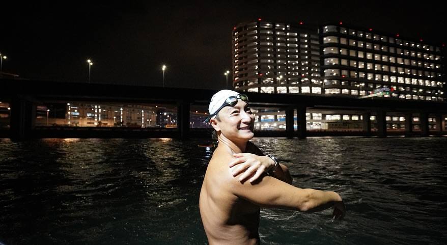 除了7年前的环岛游,去年底方力申亦曾与一班圣若瑟书院旧生接力成功挑战环绕大屿山70公里的跨夜无间断接力泳赛。图片来源:IG@alexfongliksun) 除了7年前的环岛游,去年底方力申亦曾与一班圣若瑟书院旧生接力成功挑战环绕大屿山70公里的跨夜无间断接力泳赛。图片来源:IG@alexfongliksun)