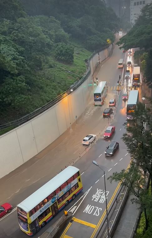 薄扶林道水浸,車輛涉水而過。fb西環變幻時影片截圖 薄扶林道水浸,車輛涉水而過。fb西環變幻時影片截圖