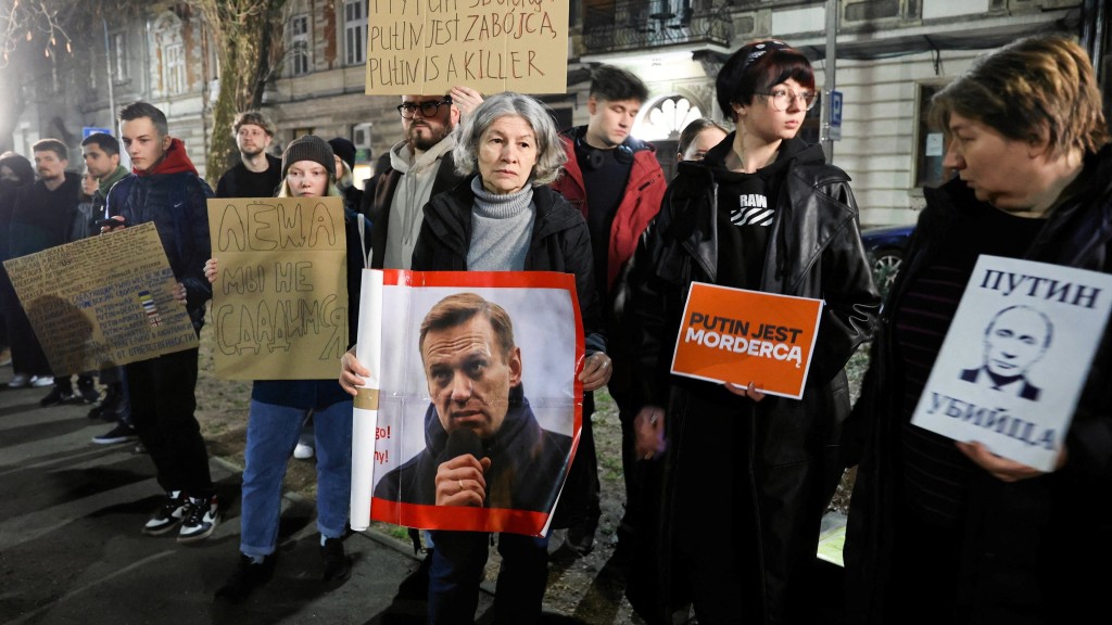 波兰民众在俄罗斯驻克拉科夫领事馆外聚集，悼念纳瓦尔尼。 路透社