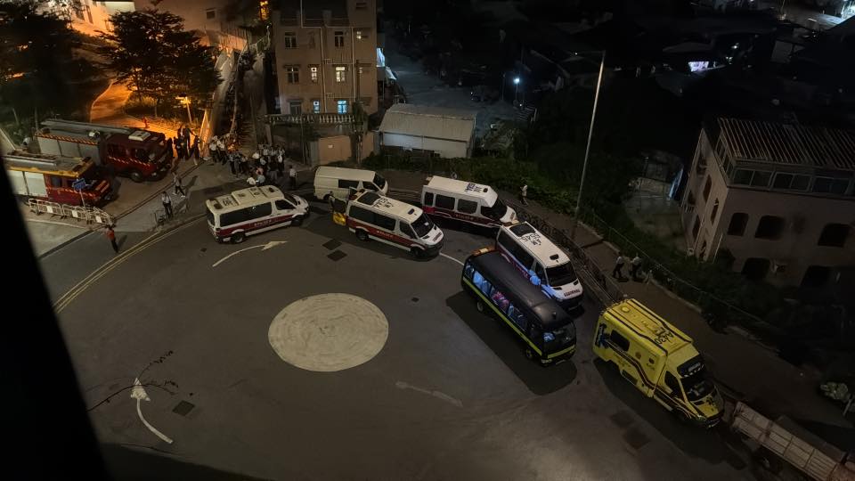 大批救援人員通宵搜索。FB:呀細@真屯門友 大批救援人員通宵搜索。FB:呀細@真屯門友