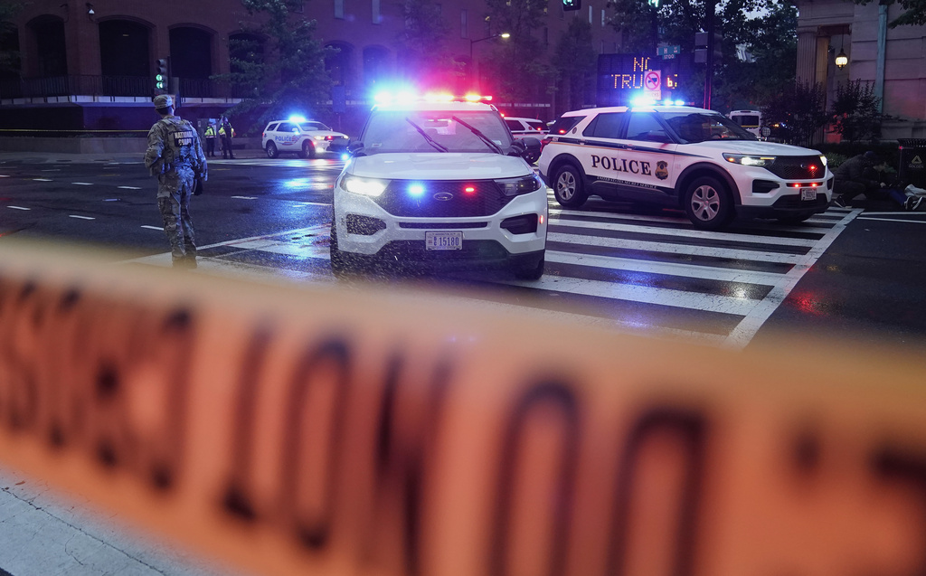 白宫外爆发枪击后现场画面。 美联社