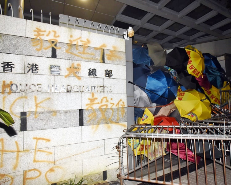 警總外牆再被示威者弄污。