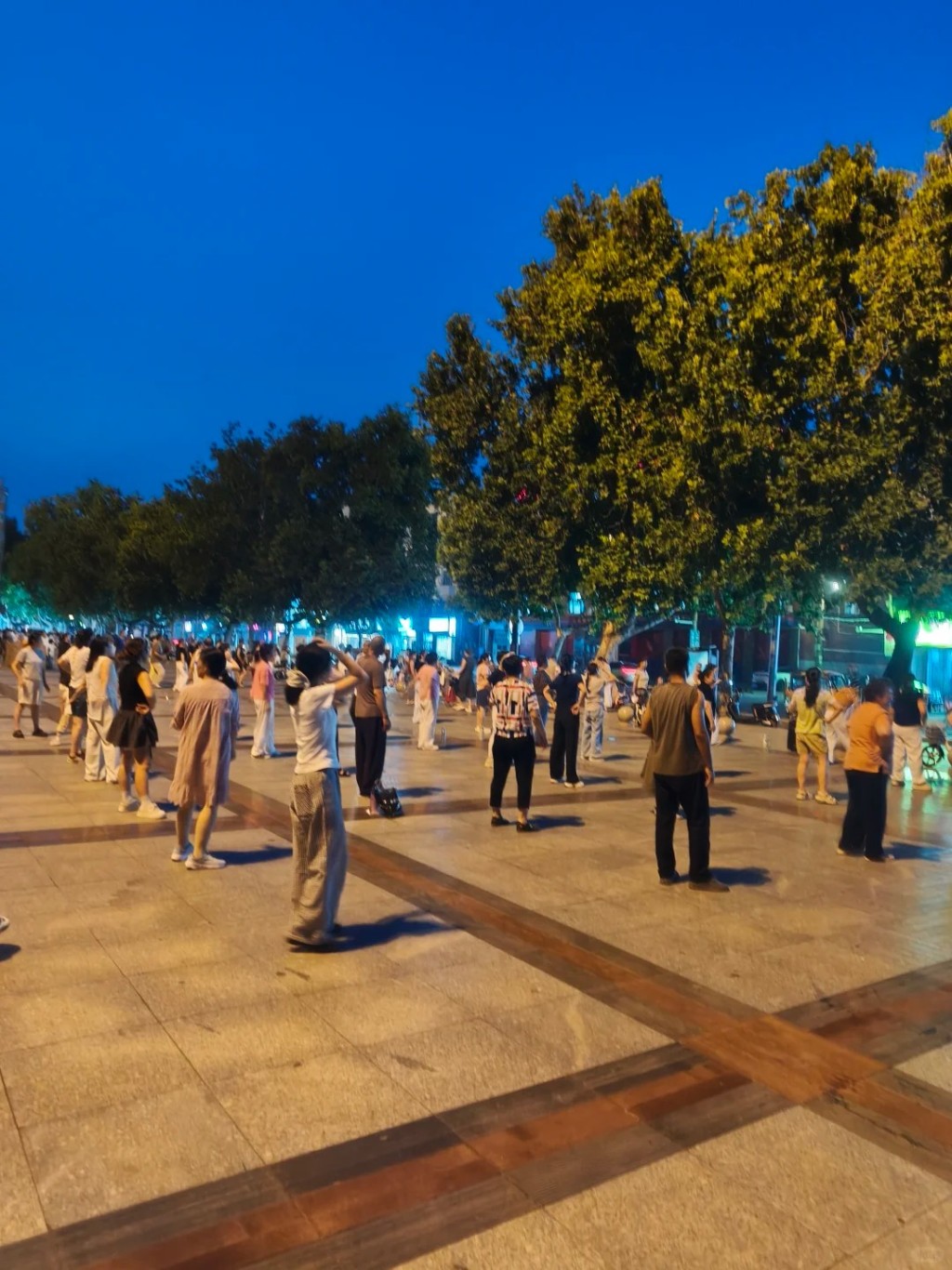 广场舞音乐向来被批评扰民。小红书@三人行必有我师（叫我师姐）