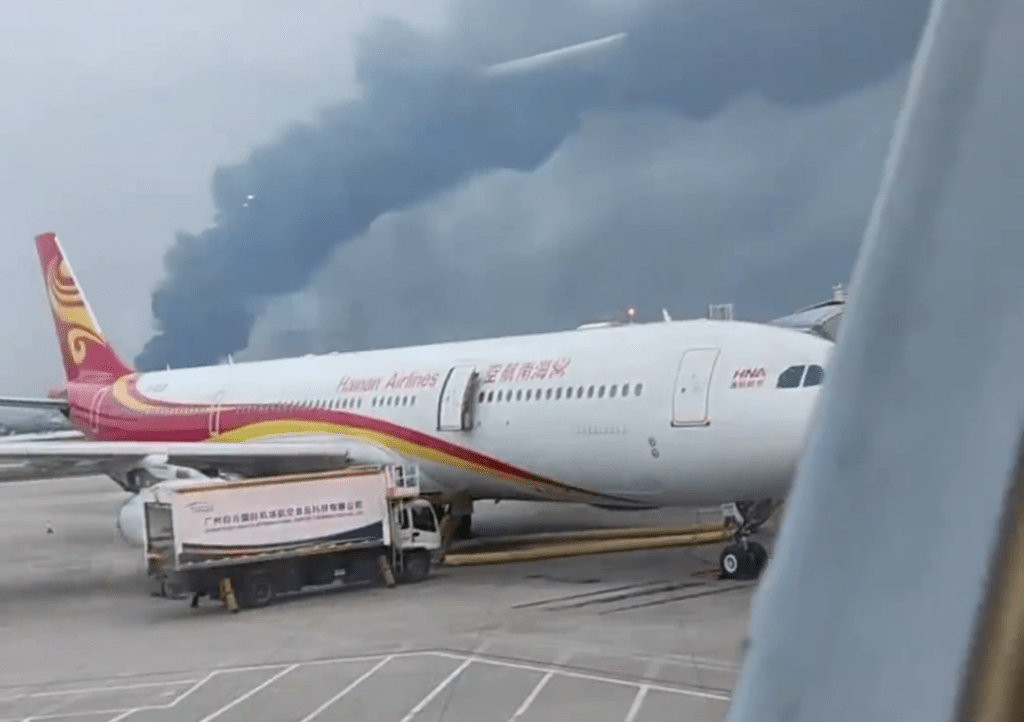 網傳圖片顯示,廣州白雲國際機場外圍不遠處,冒起了滾滾濃煙。 網傳圖片顯示,廣州白雲國際機場外圍不遠處,冒起了滾滾濃煙。