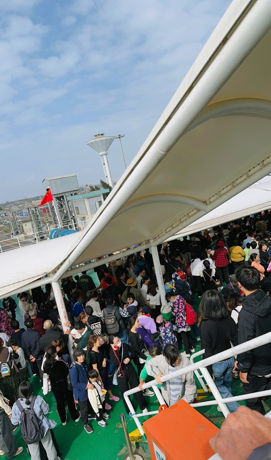 码头挤满游客。(微博)