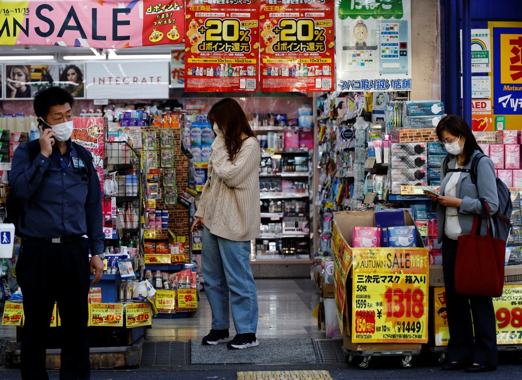 日本有「顧客至上」的精神，但也造就了惡客。（路透社）