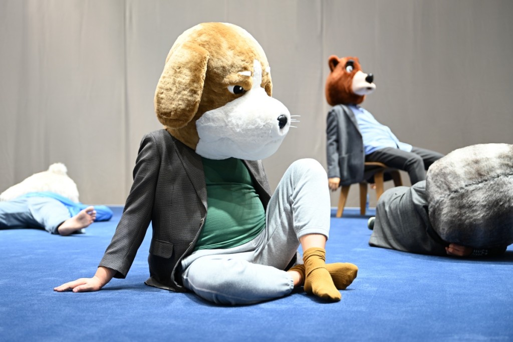 《Art Basel香港2023》韓國藝術家金泓錫創作七個頭戴動物面罩象徵現代社會不同年齡和職業的人的《沉默的孤獨》（EN7）