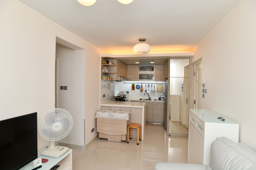 飯廳與開放式廚房相連，善用空間。