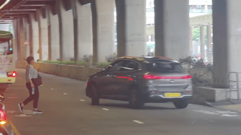 私家車駛回正確行車線後,未有停下,仍慢速前行離開。Facebook 車cam L(香港群組)影片截圖 私家車駛回正確行車線後,未有停下,仍慢速前行離開。Facebook 車cam L(香港群組)影片截圖