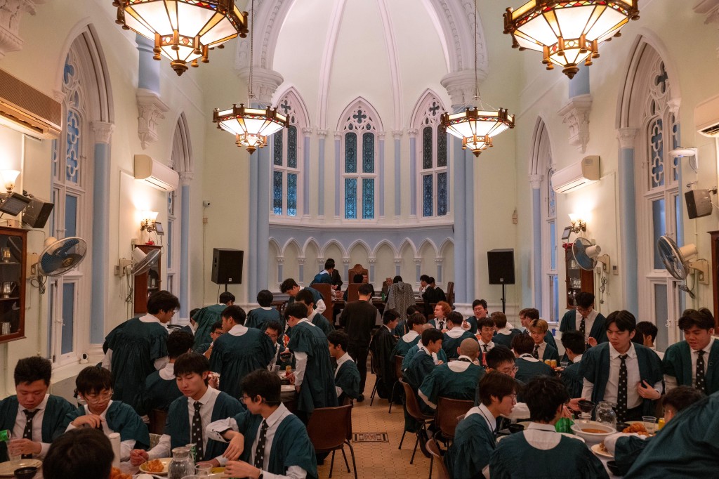 梁鴻寬表示,High Table Dinner(高桌晚宴)不時邀請校友、社會賢達作分享,擴闊同學們的眼界。 (圖片來源:受訪者提供) 梁鴻寬表示,High Table Dinner(高桌晚宴)不時邀請校友、社會賢達作分享,擴闊同學們的眼界。 (圖片來源:受訪者提供)