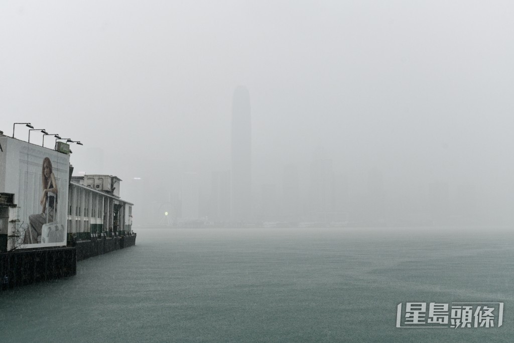 台风「小犬」逐步远离香港。资料图片