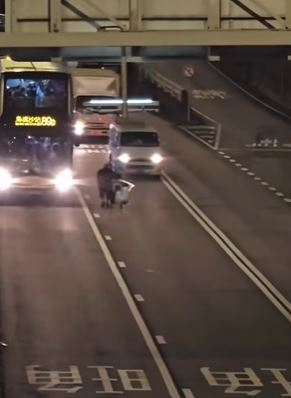 老人家在車輛間穿梭。fb 車cam L（香港群組）BrightLion5852