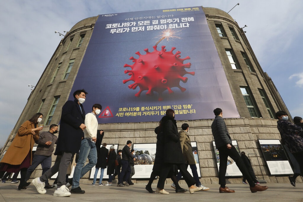 政府在首都首爾和周邊地區頒佈嚴厲的社交距離措施。AP資料圖片