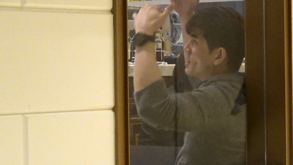 好耐冇拍拖的Philip開籠雀一樣，對住靚女講到手舞足蹈，面上仲長期掛住粒酒窩，好Enjoy。