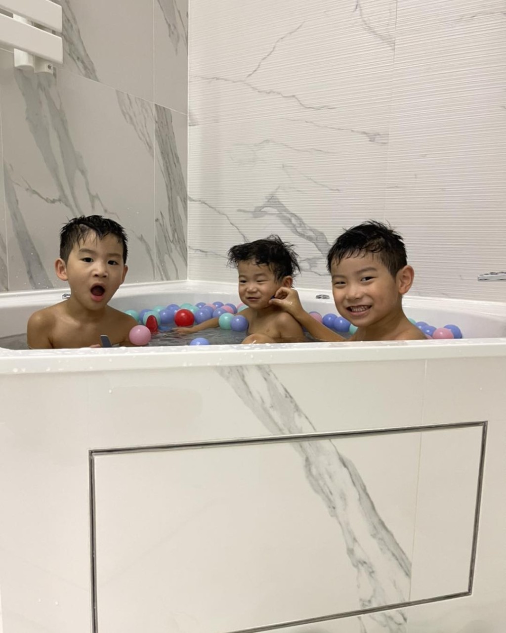 浴缸還可以讓三個孩子一同浸浴。