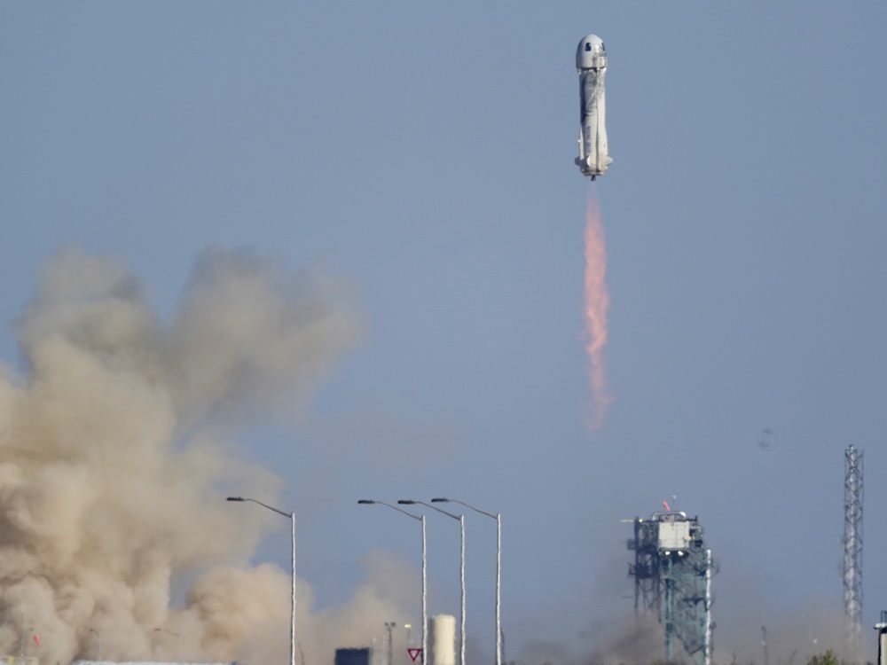 四人乘坐「藍色起源」的火箭升空。AP圖
