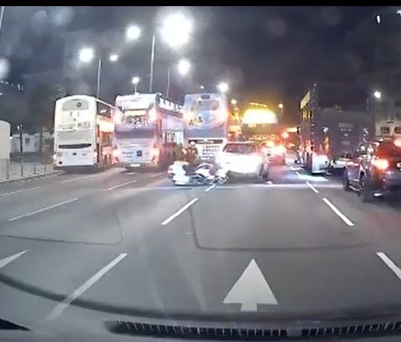 警方電單車隨後被撞倒。資料圖片