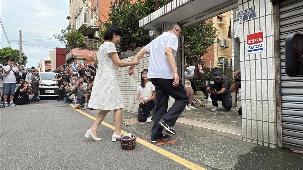柯文哲獲准保釋後,跨過火盤回家。中時 柯文哲獲准保釋後,跨過火盤回家。中時