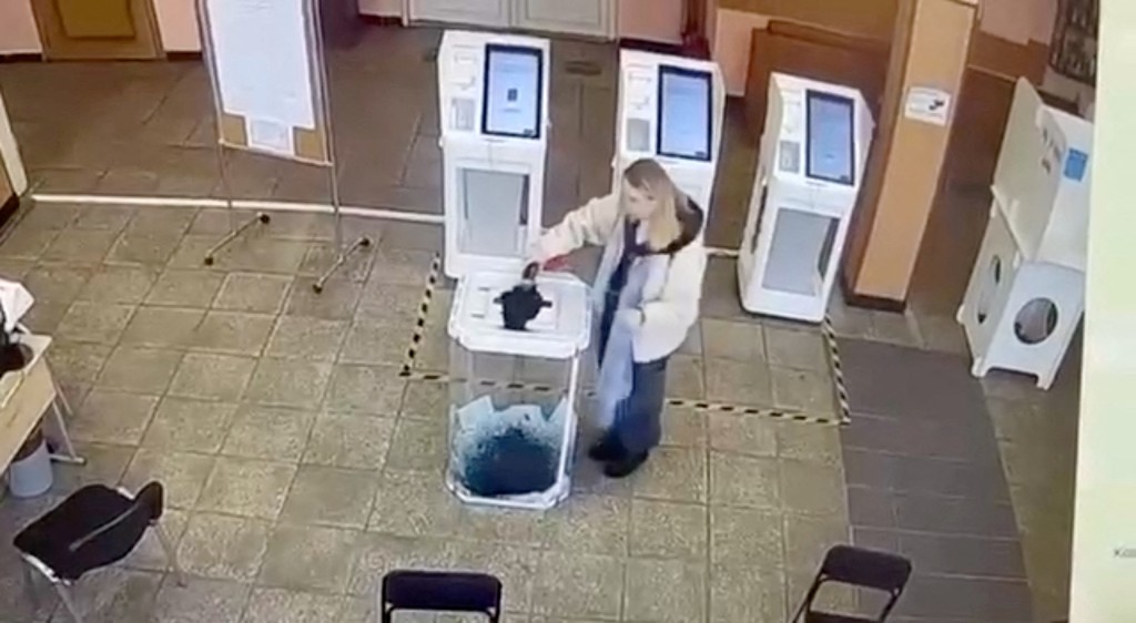 莫斯科一个票箱被倒入有色液体。 路透社