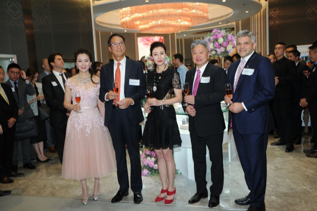 李嘉欣為鑽飾店開幕禮擔任剪綵嘉賓。