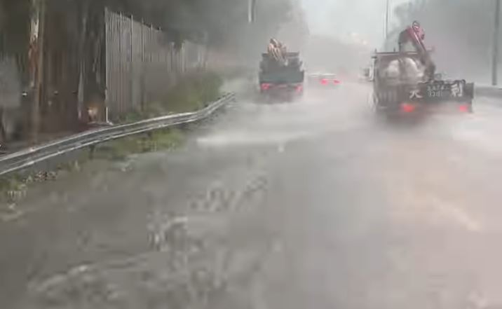 新田公路上水方向米埔出現路面水浸情況。 網片截圖