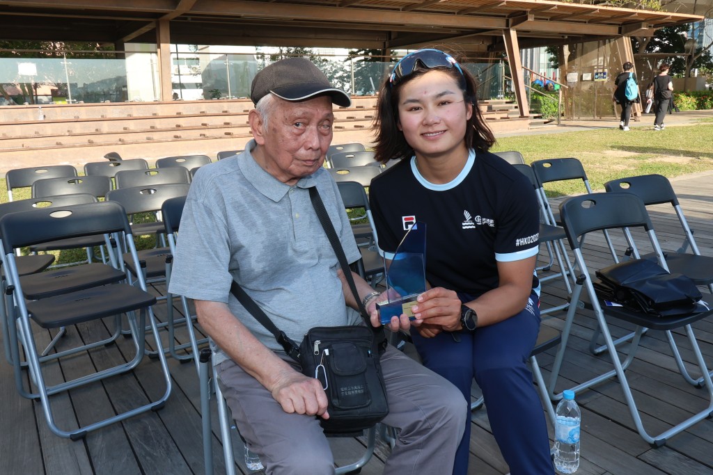 馬君正跟爺爺分享香港公開錦賽冠軍獎座