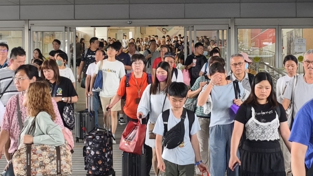 五一黃金周內地旅客來港數字明顯上升。(資料圖片) 五一黃金周內地旅客來港數字明顯上升。(資料圖片)