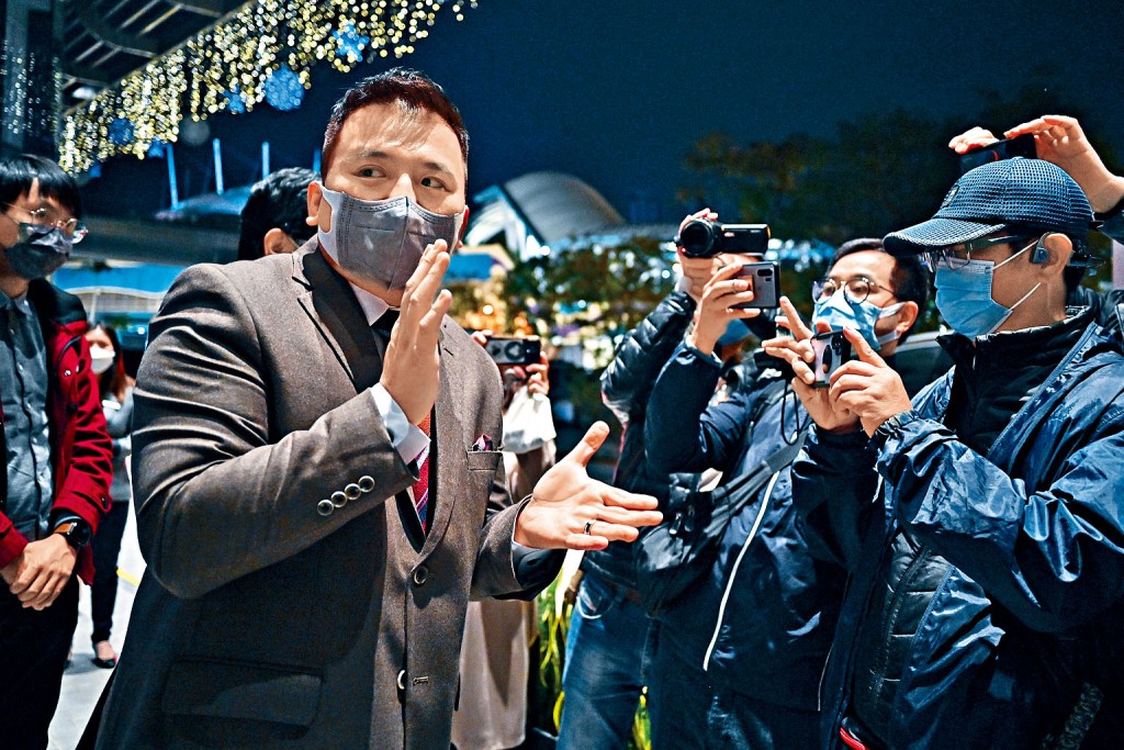 ■陈朗升在记协晚宴会场外接受访问，但无正面回应「揼骨」事件。