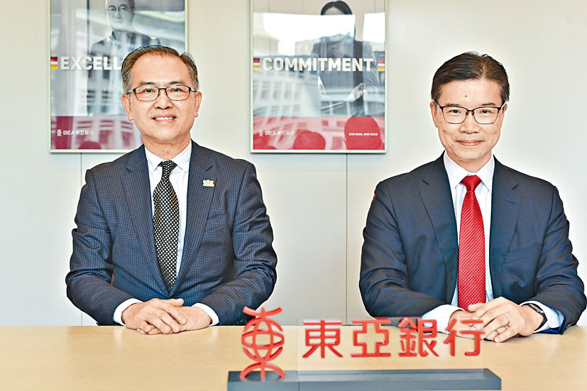 (左起)利奧紙品首席財務官黎景隆、東亞銀行總經理兼企業銀行處主管區偉權。