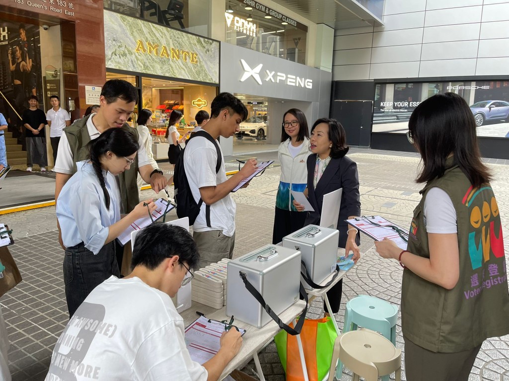 麥美娟到灣仔選民登記街站 呼籲青年人踴躍登記做選民 麥美娟到灣仔選民登記街站 呼籲青年人踴躍登記做選民