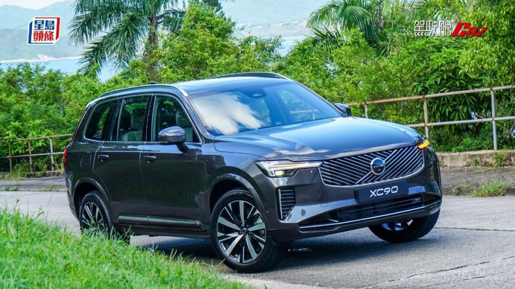 新款富豪Volvo XC90 B5混能7座四驅SUV備有入門Plus與頂級Ultra兩款選擇，售價分別為HK$799,900和HK$899,900。