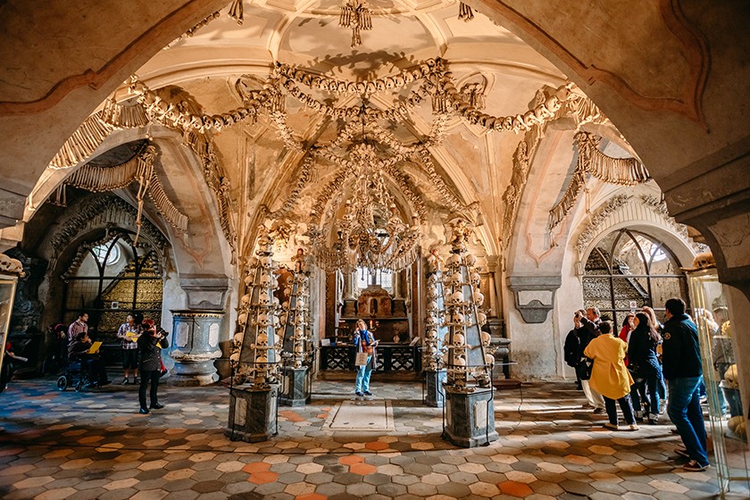 人骨教堂位于距离布拉格一小时车程的小镇库特纳霍拉，单从名字已可感受到阴森气色。（Travel Wandering Blog图片）