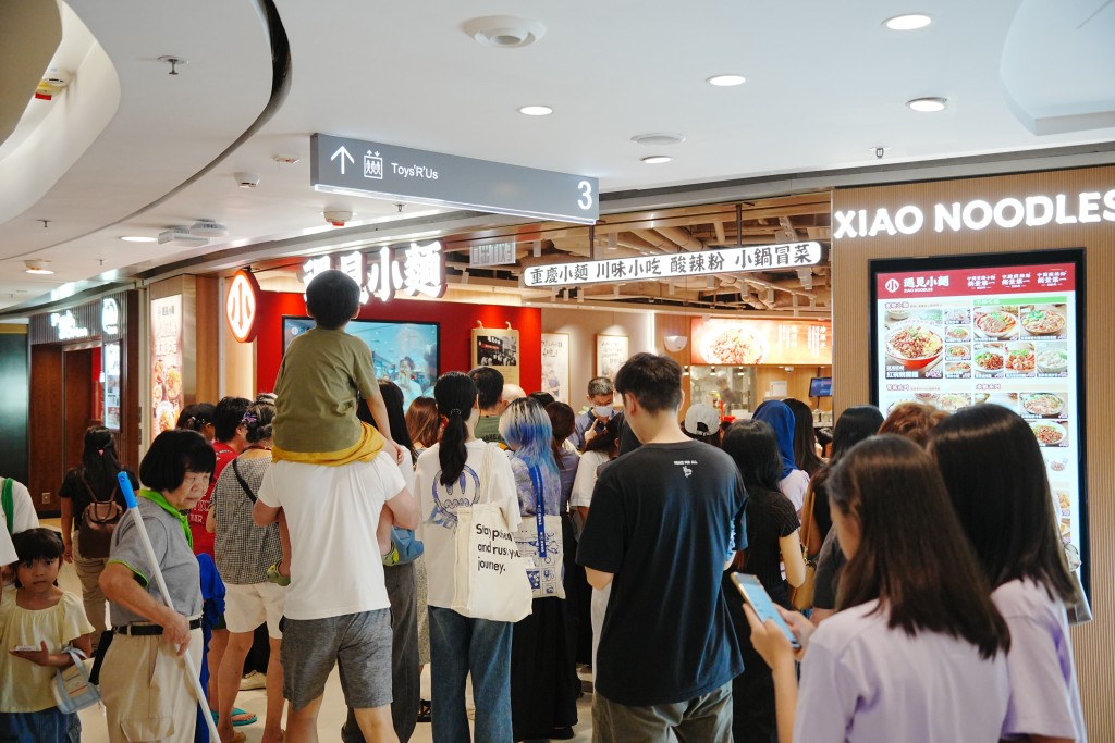 市民稱市面人山人海。汪旭峰攝 市民稱市面人山人海。汪旭峰攝