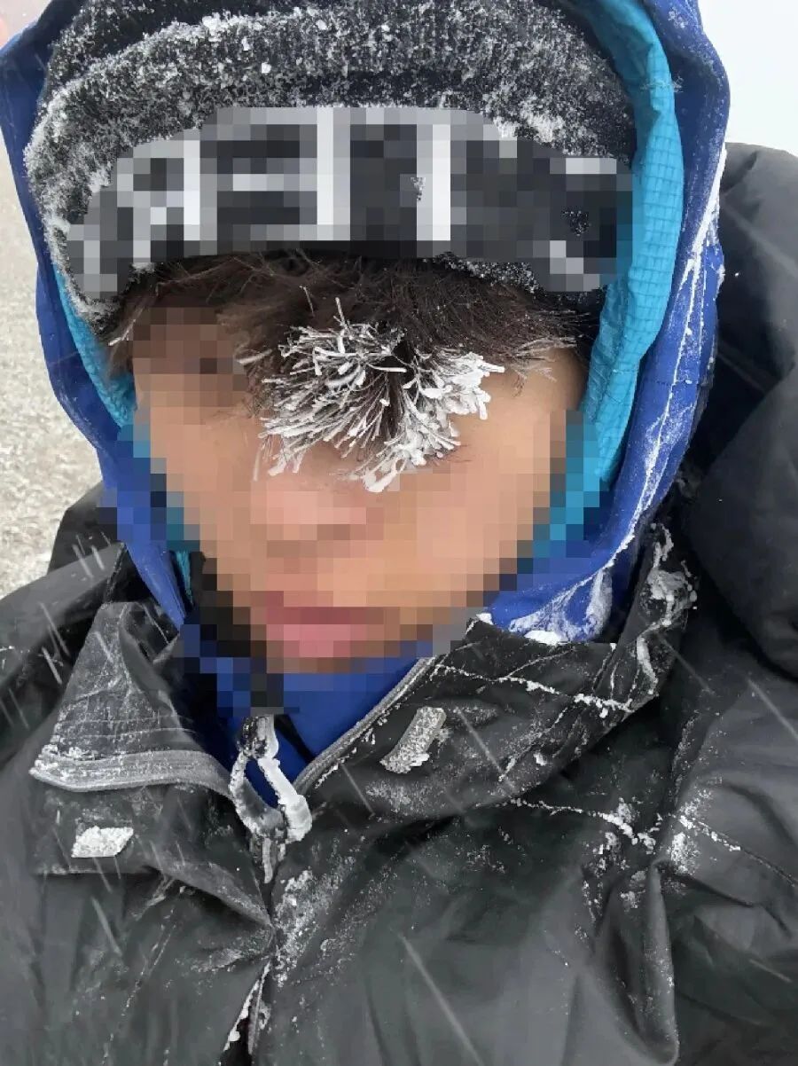 山西五台山周末突出现大风雪，有游客被困。《大河报》