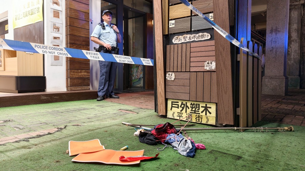 現場遺留晾衫竹、衣架及衣物。黃文威攝