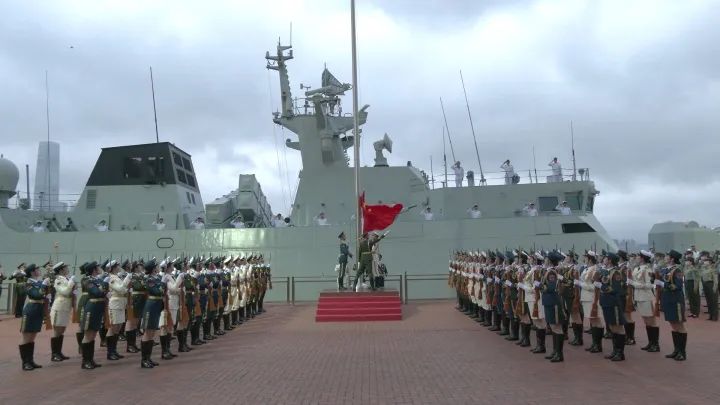 隨着國歌聲響起，陸海空三軍官兵面向國旗莊嚴敬禮。「香江礪劍」圖片