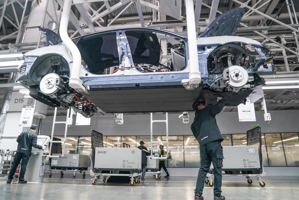 小米在北京生产SU7电动车的超级工厂，平圴76秒可以制出一辆车。新华社