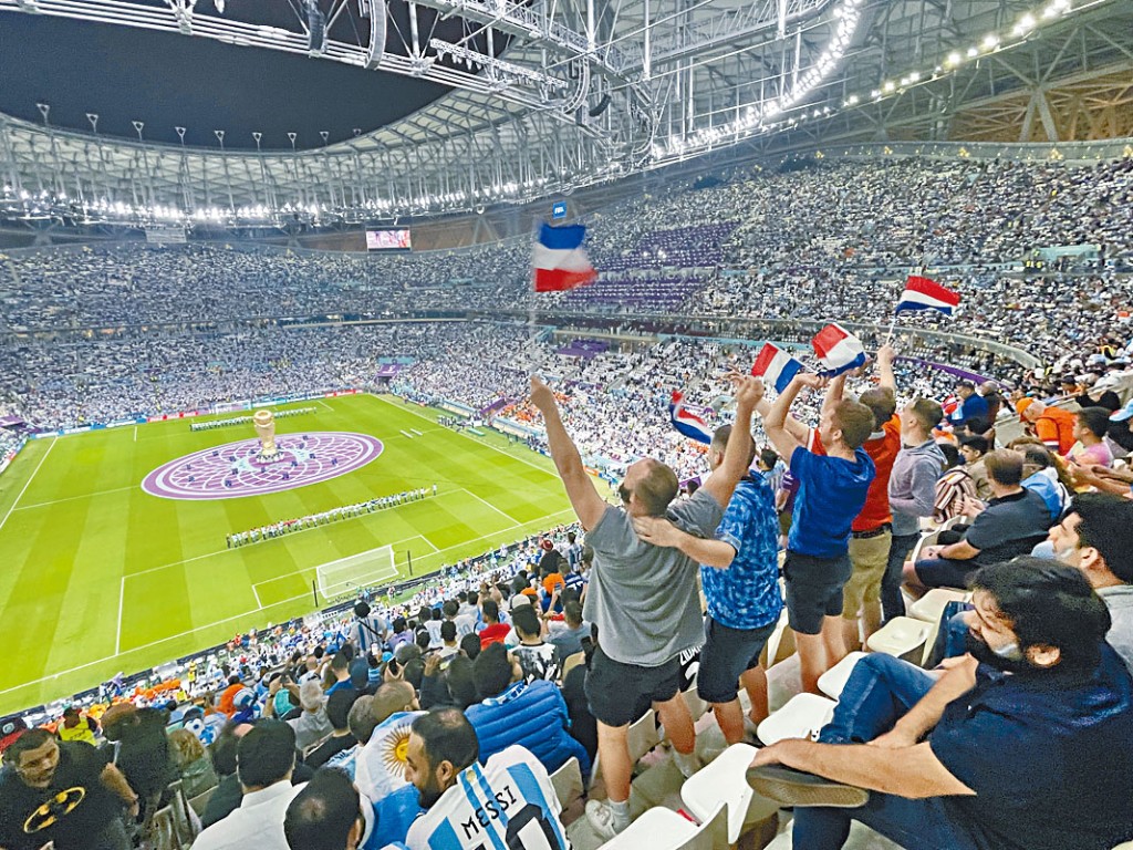 荷蘭球迷寥寥可數，但仍落力打氣。