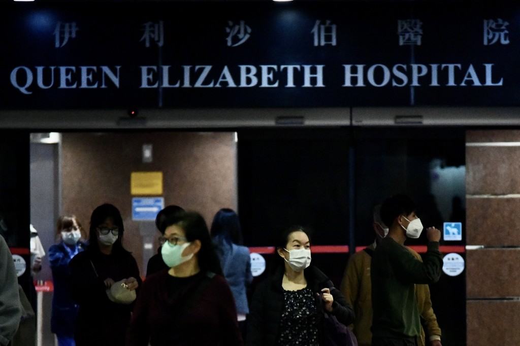 取消口罩令後，進入醫院的病人及探病家屬等仍需戴口罩。盧江球攝